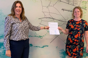 Marielle Doremalen (PvdA) overhandigt petitie aan wethouder Sandra Diepstraten (CDA)