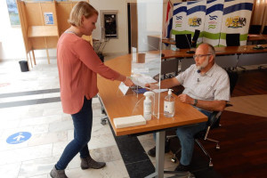 70-plussers mogen toch lid zijn van een stembureau De PvdA is tevreden dat de burgemeester alsnog senioren zelf de afweging laat maken